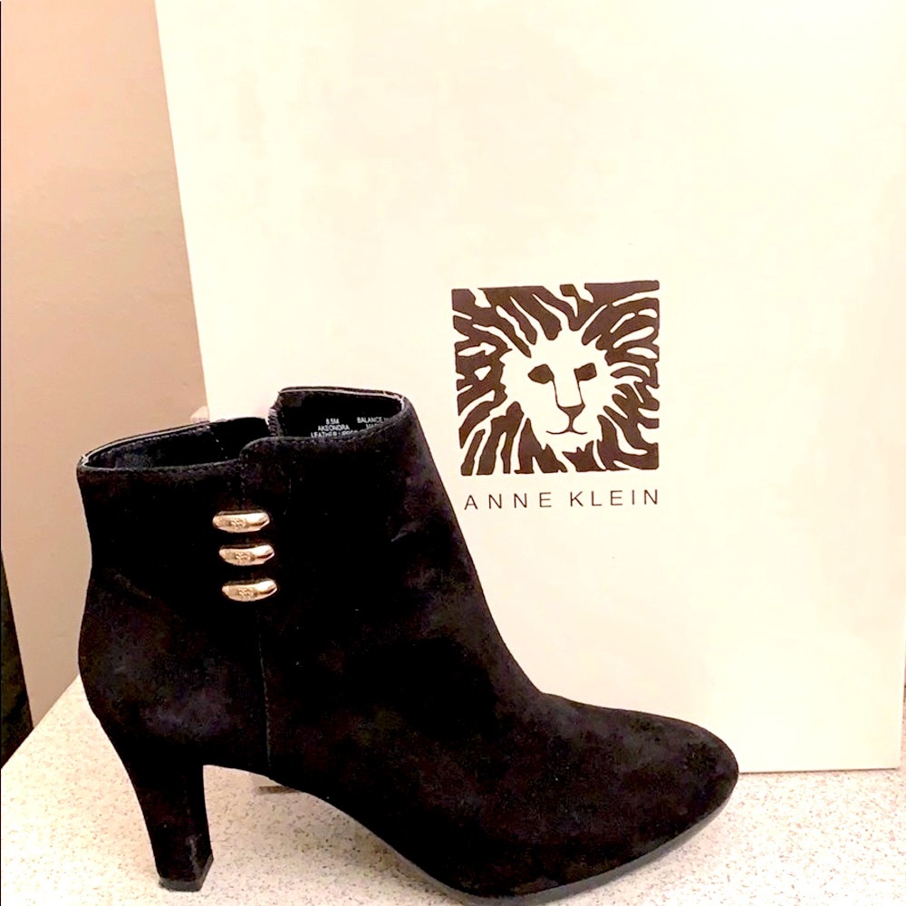 ANNE KLEIN iFlex, non skid,suede, gold accents